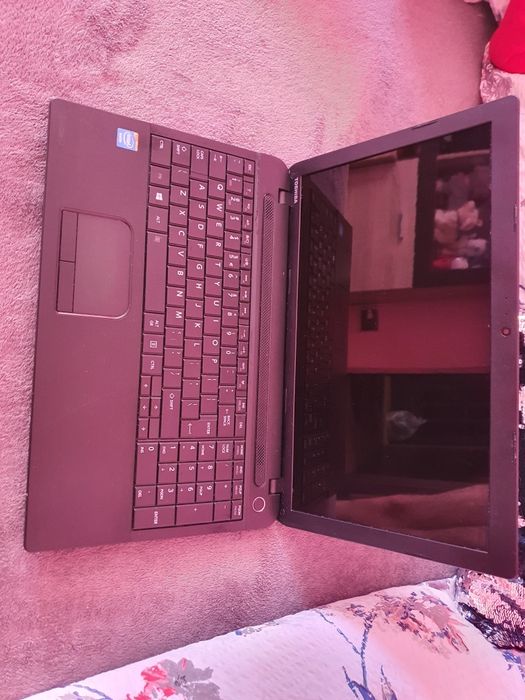 Vând sau schimb laptop toshiba