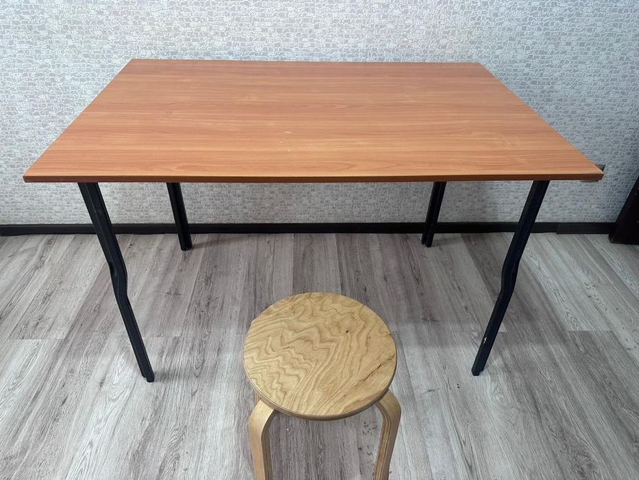 Стол и стулья. 4 стула