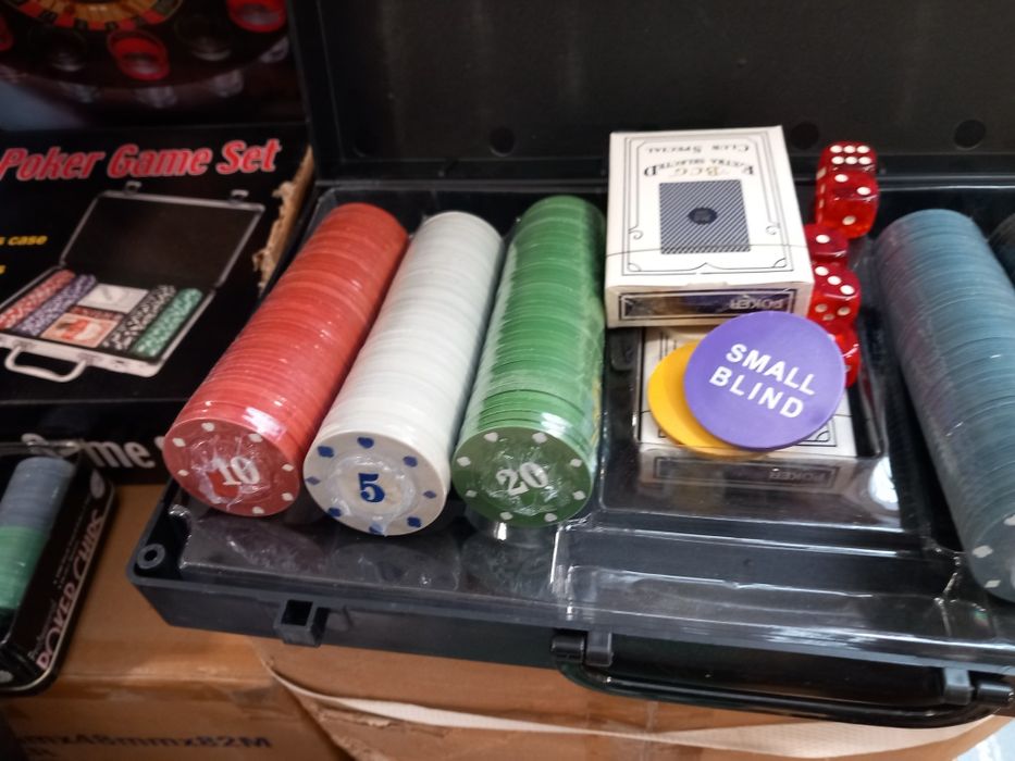 Set poker 300 jetoane imprimate din plastic, carti, zar, chips. Nou!