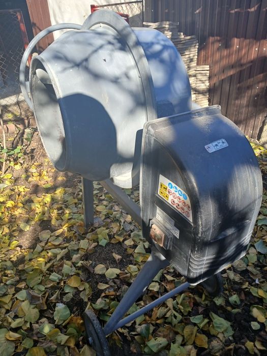 Vând betoniera 130 litri