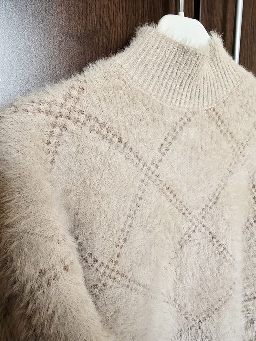 Pulover bej pufos