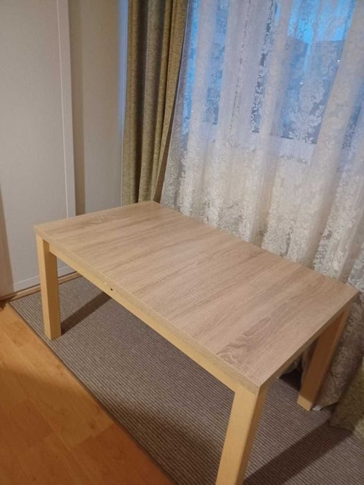 Трапезна маса в светъл цвят