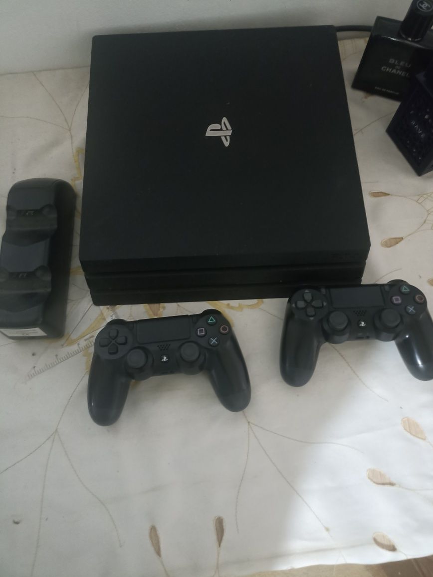 Vând ps4 pro 1Tb