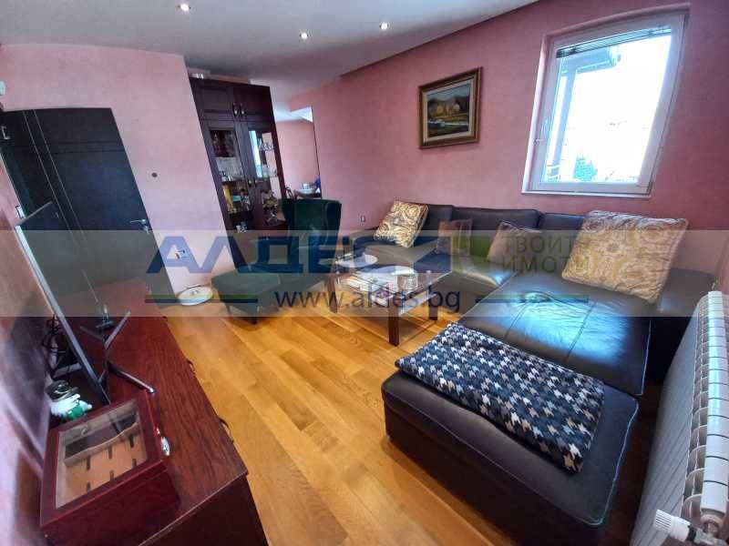 Продава луксозен 3-стаен, кв.Бъкстон, с паркомясто и гараж!