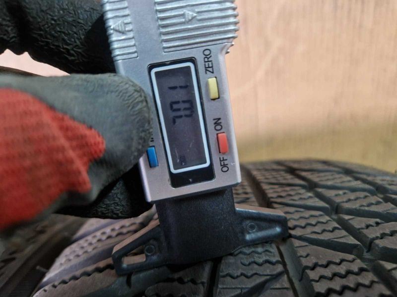 2 anvelope de iarnă Bridgestone R17 215/50 DOT3118