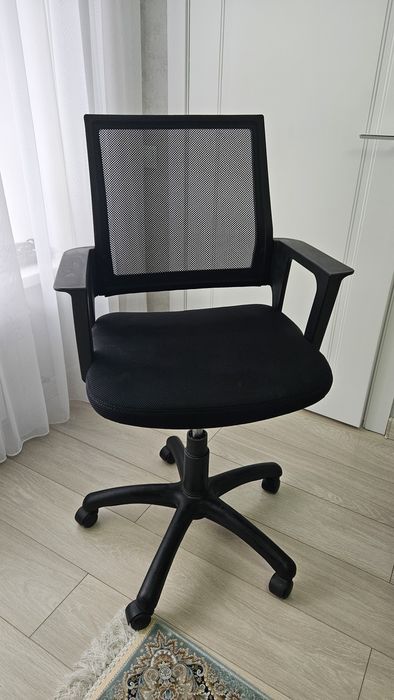 Офисное кресло с сетчатой спинкой