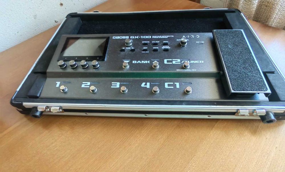 Продавам китарен процесор Boss GX-100 + подаръци