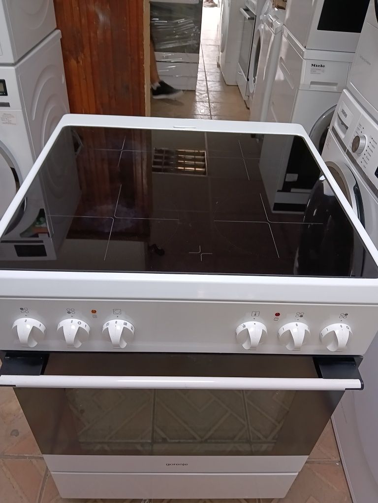Свободно стояща печка с керамичен плот Gorenje 2 години гаранция!