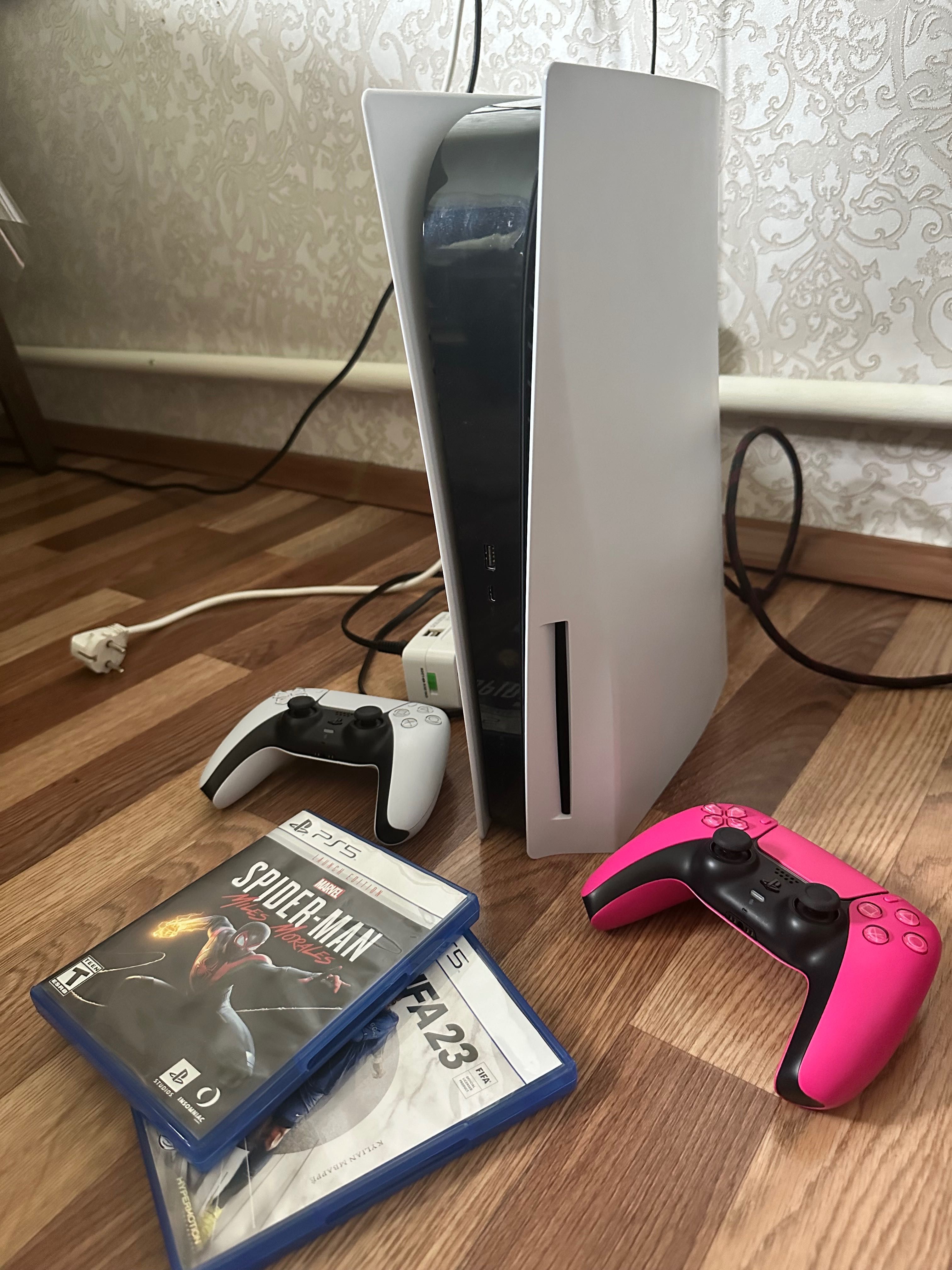 PlayStation 5 с двумя контроллерами и 5 играми