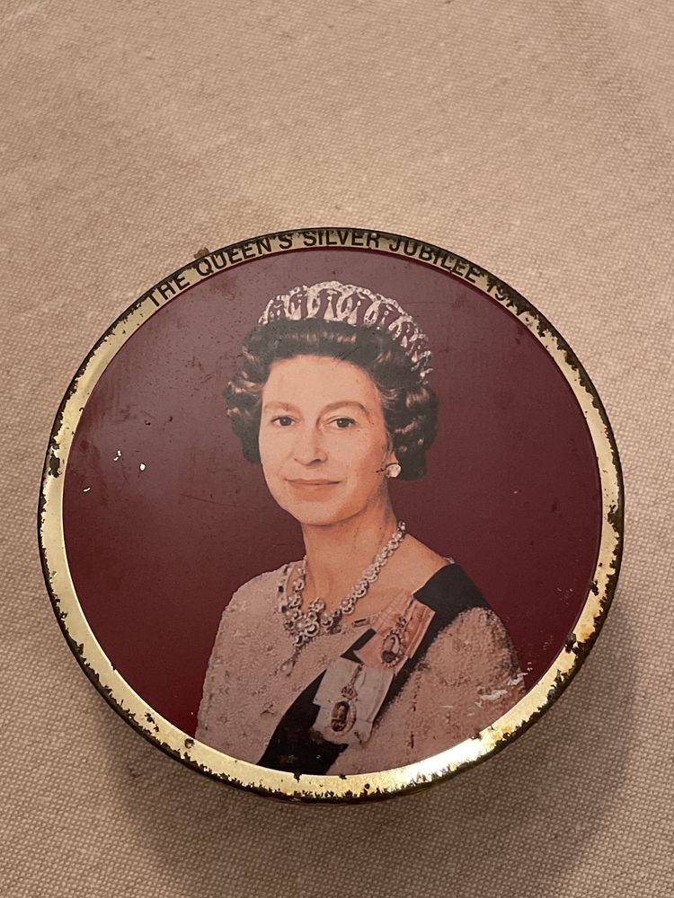 Юбилейна кутия от 1977 г.  Кралица Елизабет ||