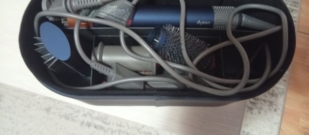 Vând ondulator multifuncțional dyson