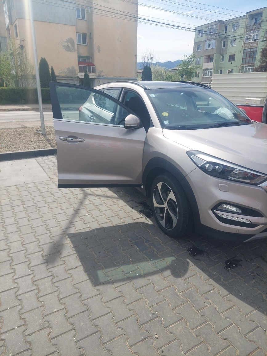 Hyundai tucson..