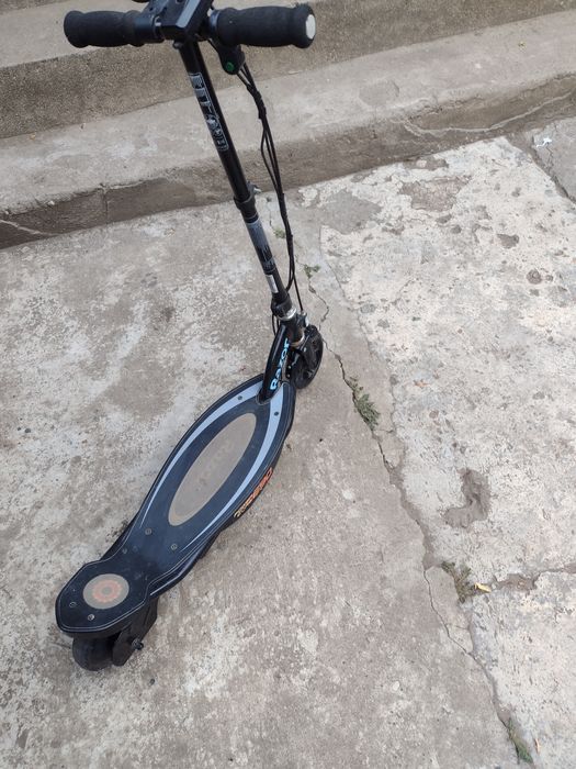 Vând trotinetă razor e90