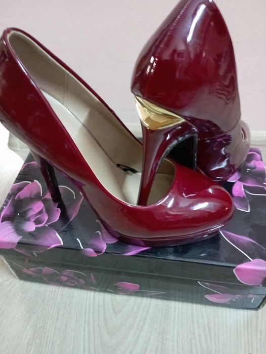 Червени Лачени обувки