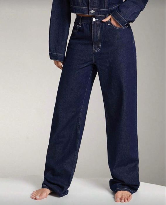 Тъмно сини дънки.