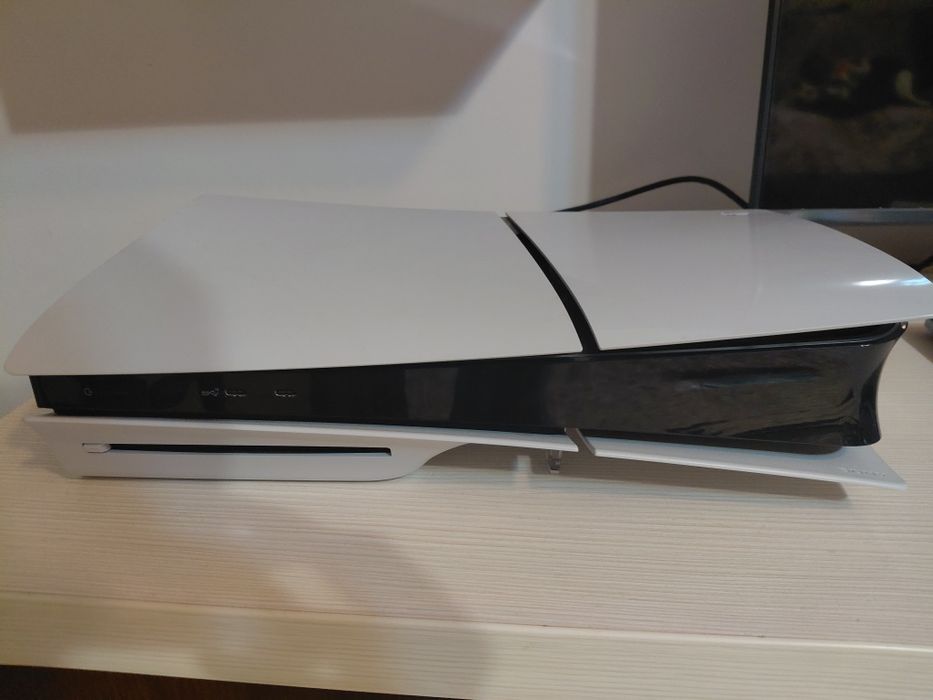 PS5 slim 1Tb Inca în garantie +joc God of War Ragnarok