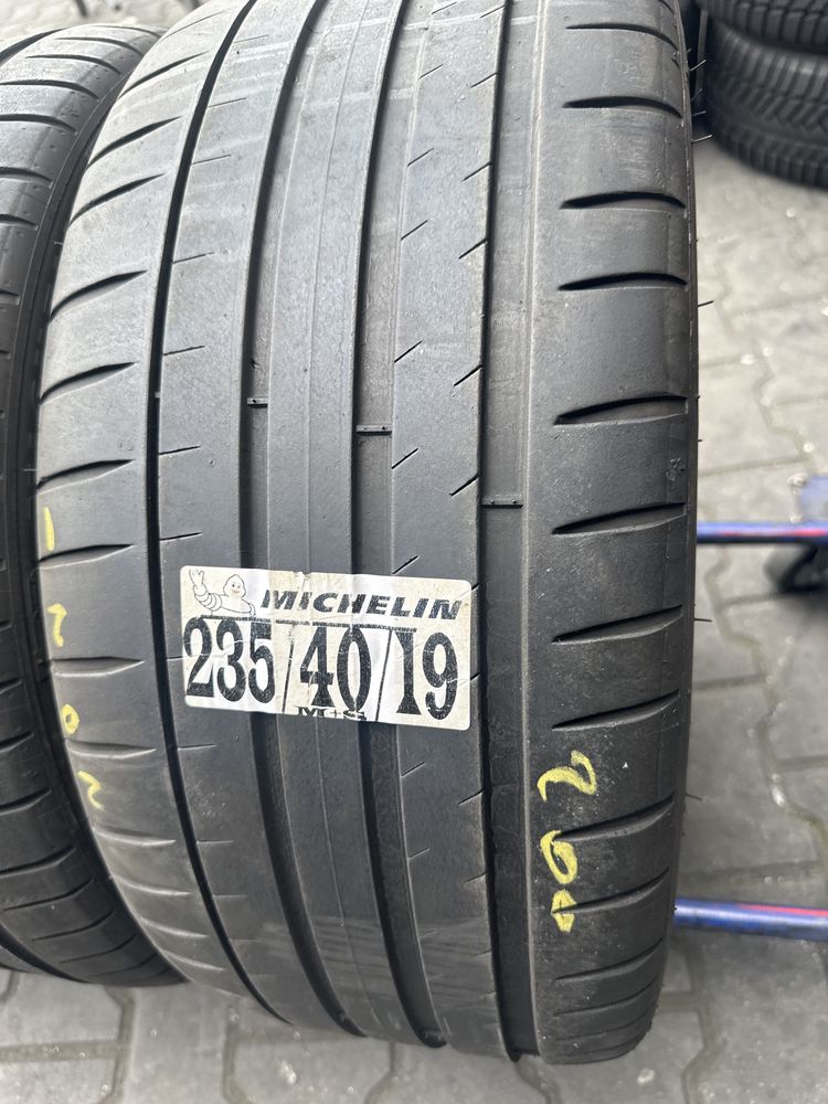 235/40/19 Vredestein