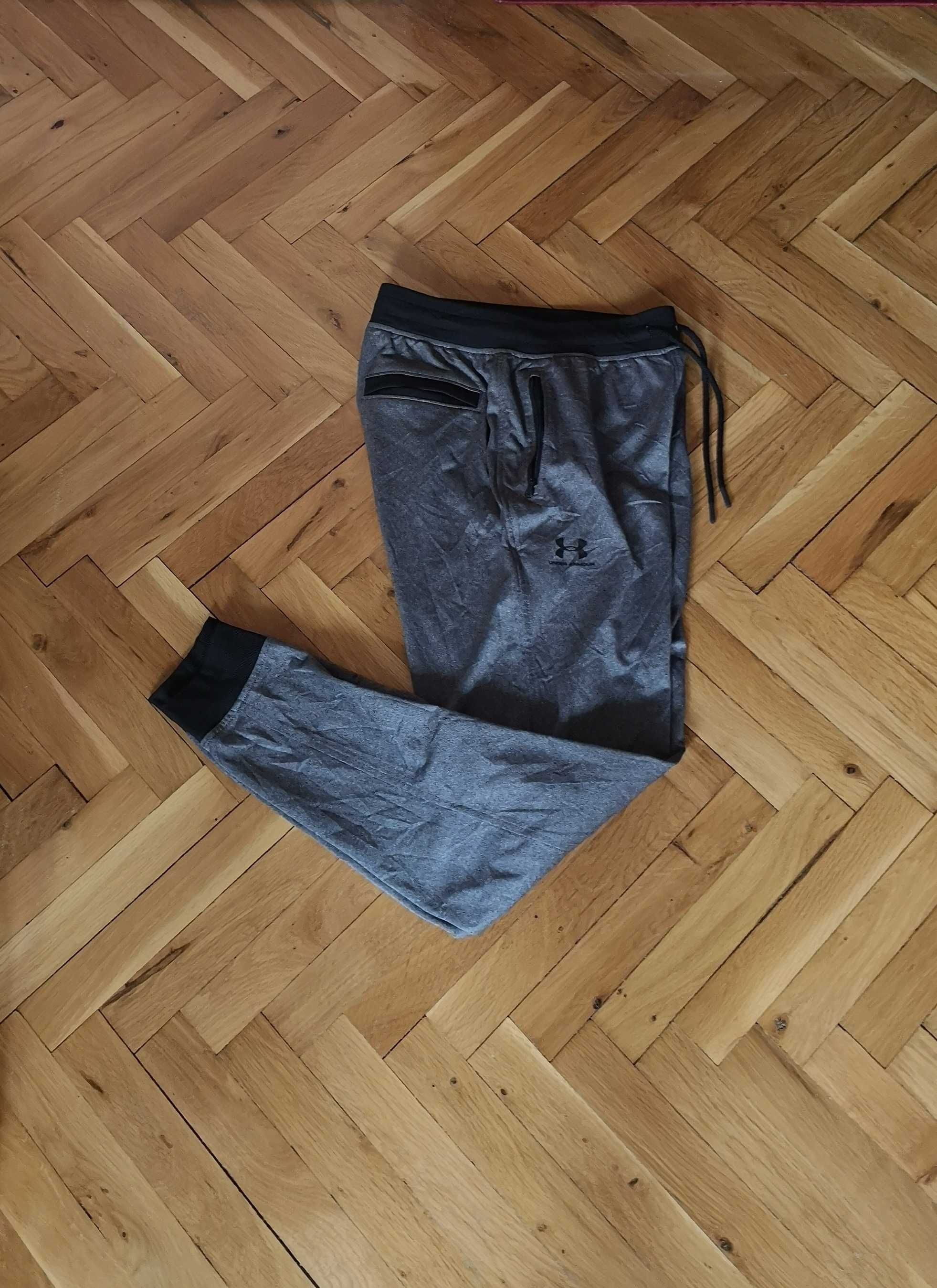 Оригинални мъжки долнища Under Armour размер S