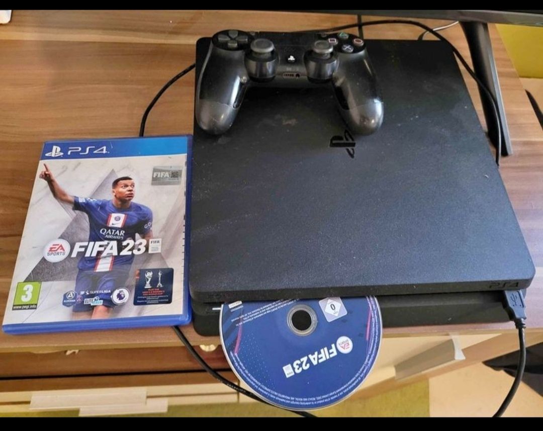 Vând PS4 500Gb + un controler cablu fifa2023 GTA 5