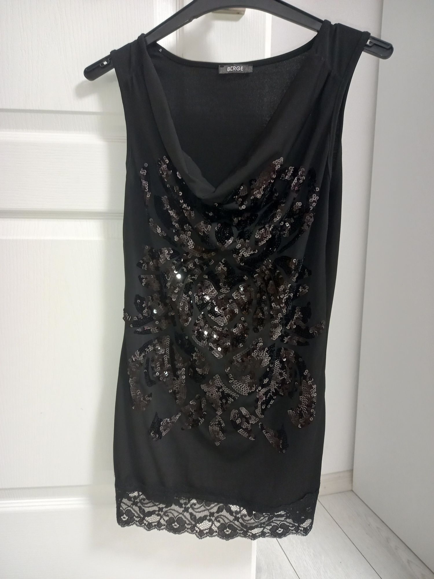 Top elegant cu paiete