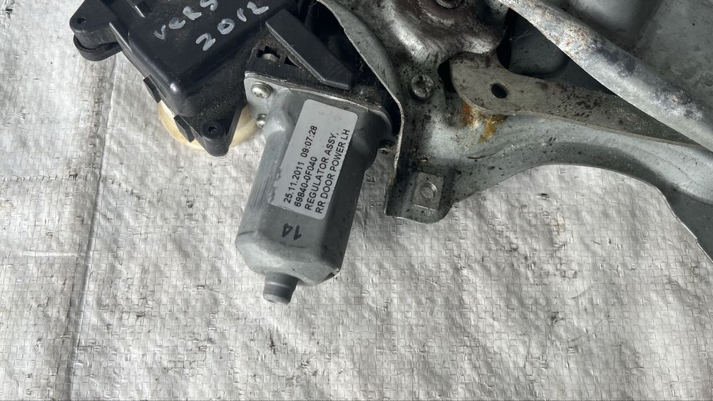 Стъклоповдигач задна лява врата Toyota Corolla Verso