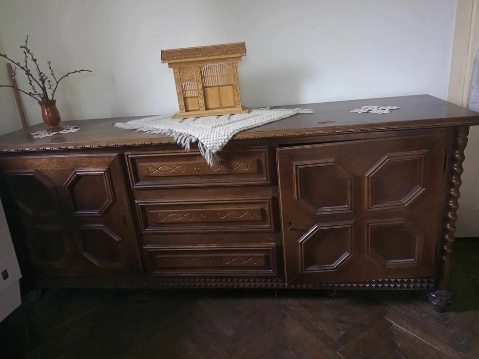 Vand mobila vintage din lemn masiv