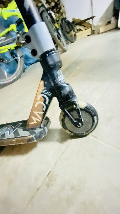 Trotineta de scheme MADD GEAR