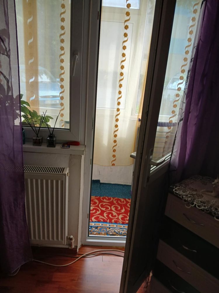 Vând apartament cu 2 camere,hol,bucatarie,baie,balcon