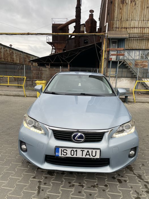 Lexus ct 200h.