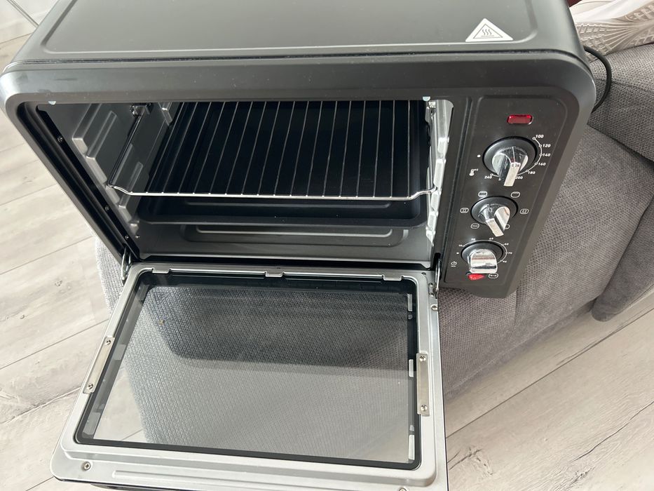 Mini oven Moulinex  este nou utilizat doar o data adus din Belgia.