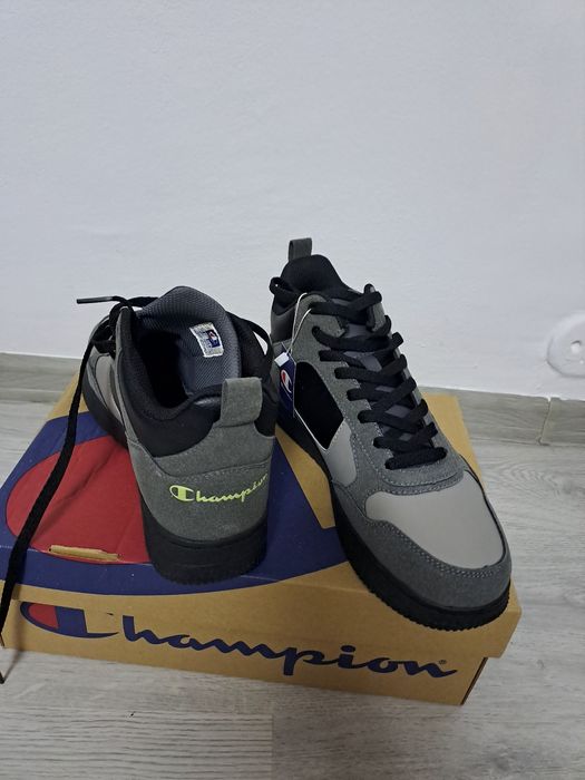 Vând ghete champion