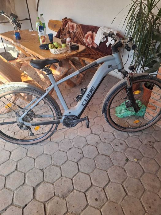 Bicicleta electrica Cube cu motor Bosch 700 euro