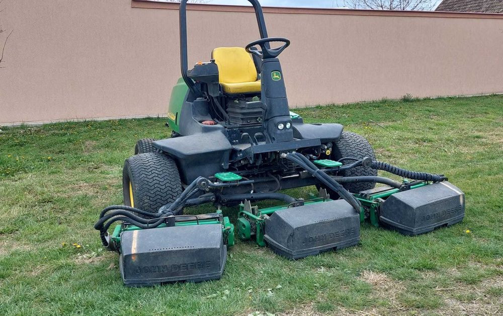 Tractoras pentru gazon  John Deere  3235C