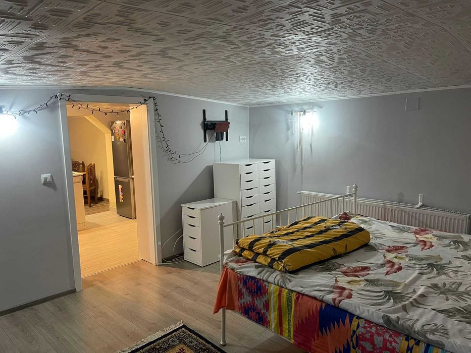 inchiriez apartament intr-o casa cu curte comuna si parcare