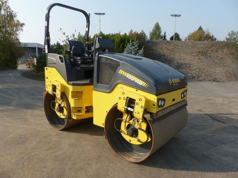 Buldoexcavator/excavator/cilindru compactor/camion8x4