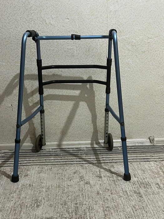 Ходунок для взрослых на колёсах впереди