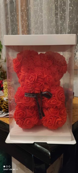Мече от декоративни розички в кутия