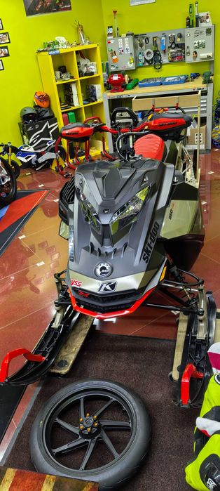 Snowmobil Ski Doo Summit 850 Turbo