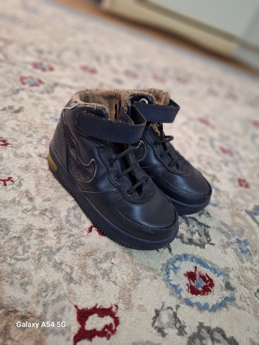 Обув для детей мальчик