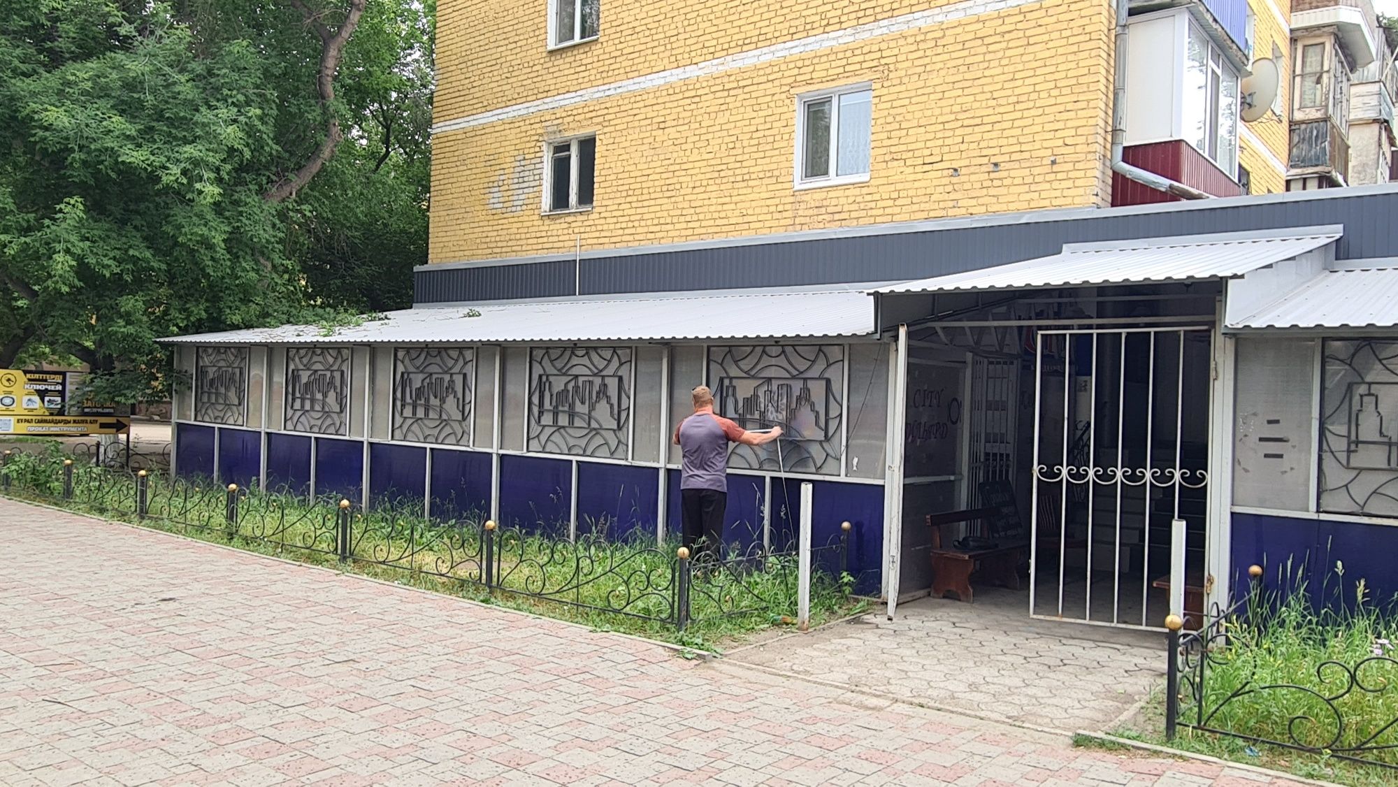 Металлоконструкцию павильон из профтрубы с крышей