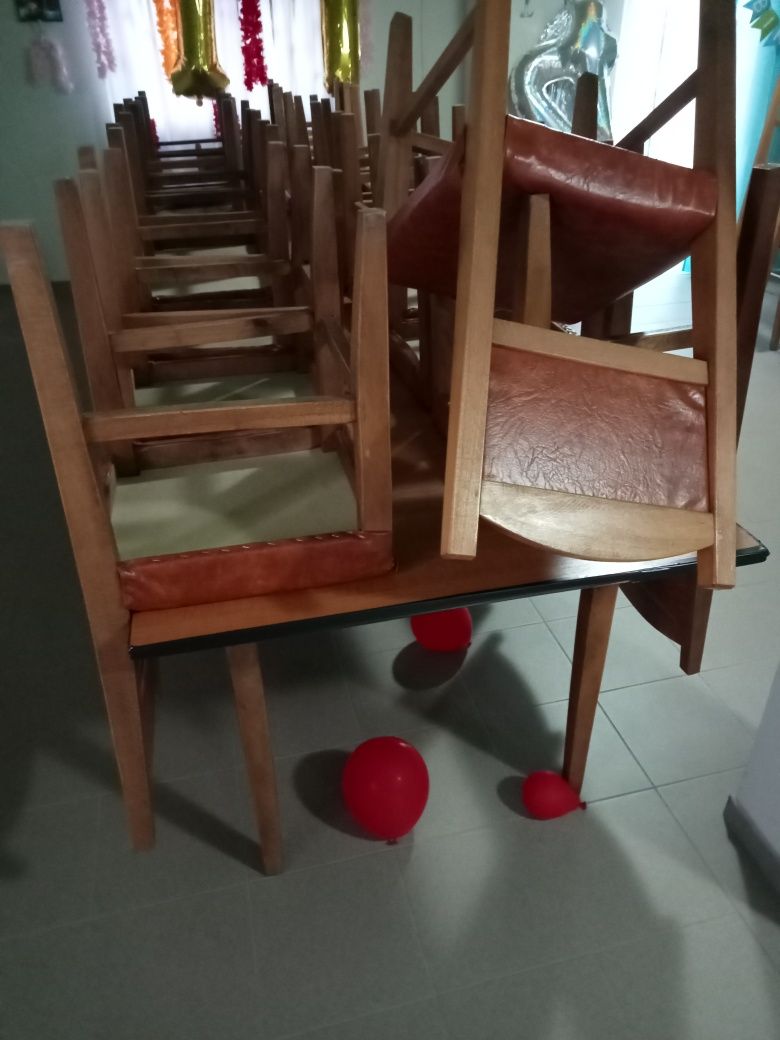 Vând scaune  de lemn masiv