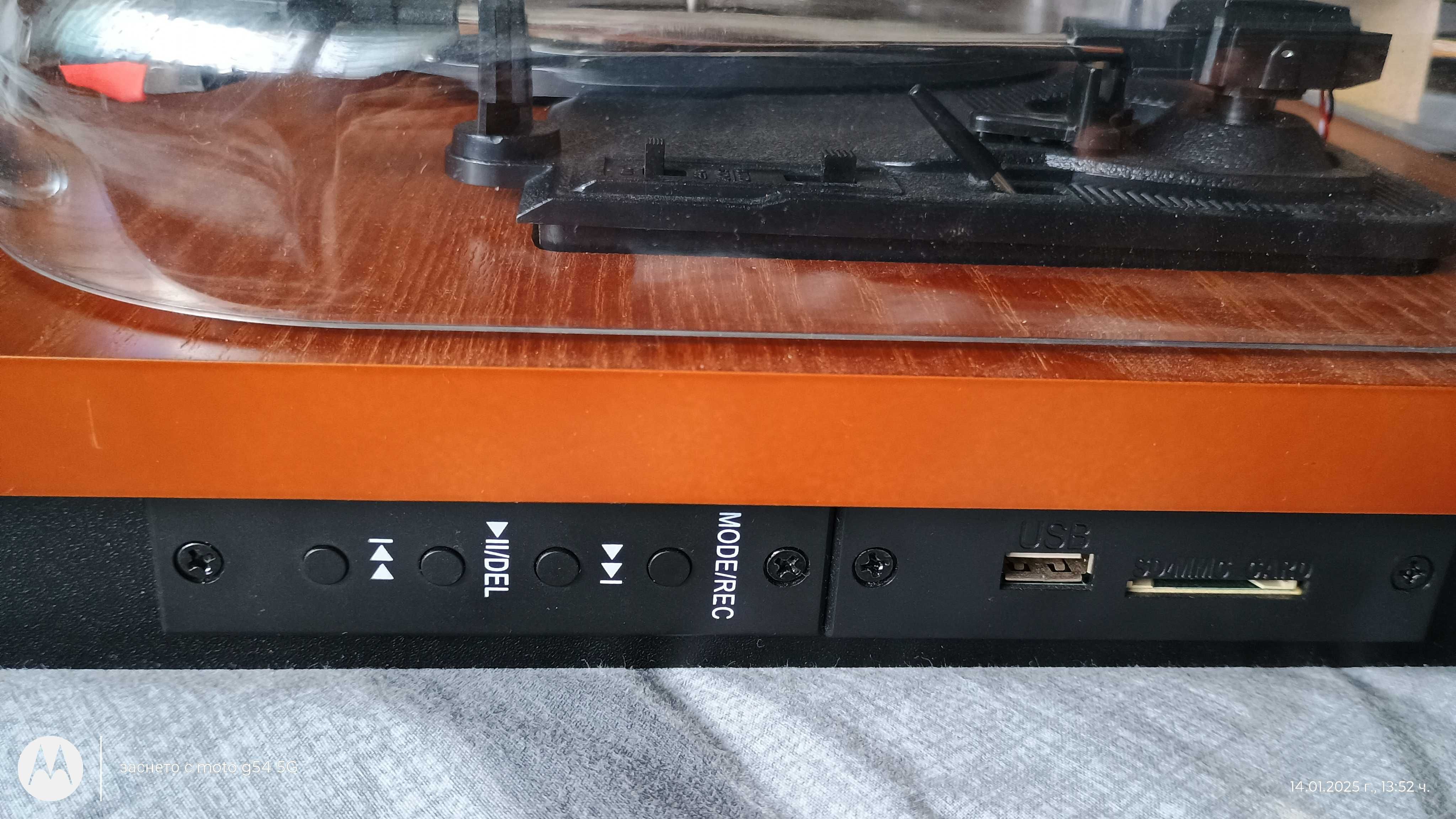 Продавам грамофон AKAI Retro