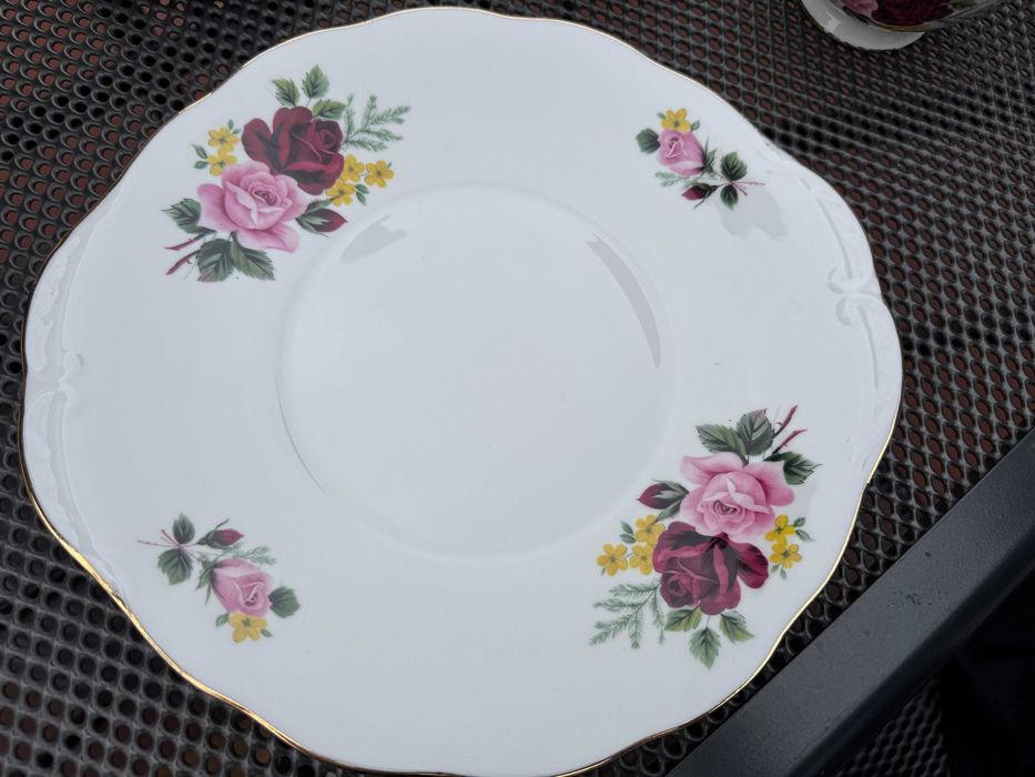Винтидж английски порцеланов сервиз Gainsborough Bone China “Roses”