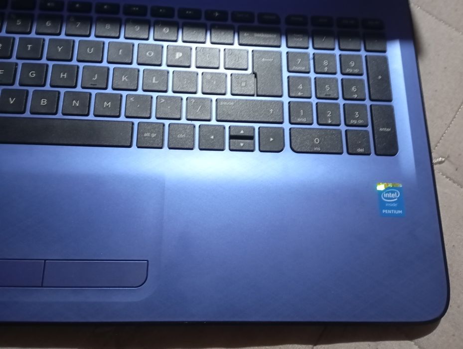 noutbuk sotiladi yangidek zaryadi hali kupga yetadi