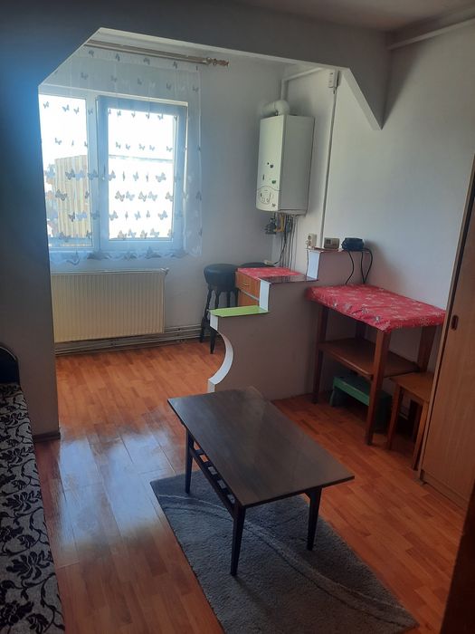 Ofer spre închiriere garsoniera