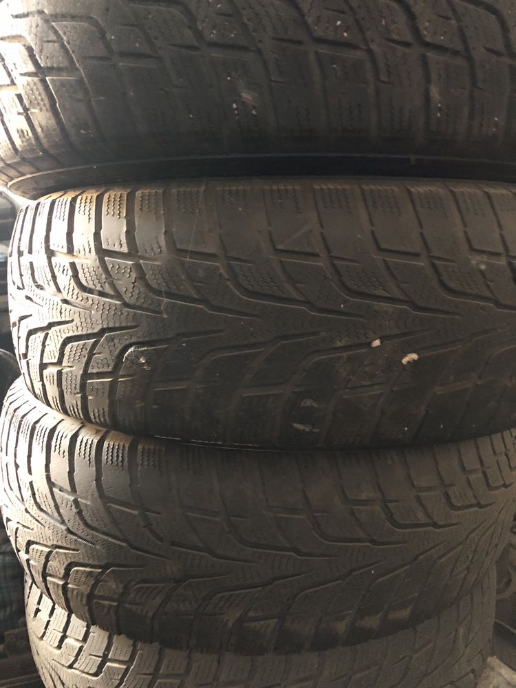 Продам зимнюю резину 235/65R17