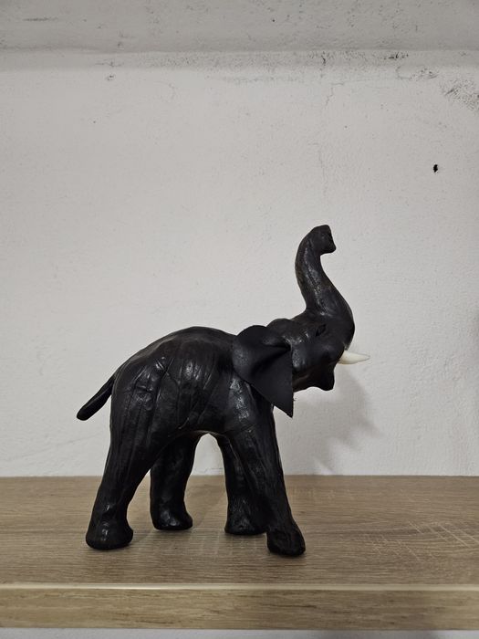 Obiect de decor elefant cu trompa ridicata