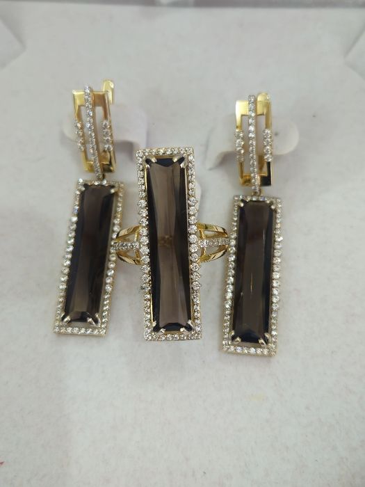 Продам эксклюзивный золотой  комплект 585пр.с камнем Раух Топаз