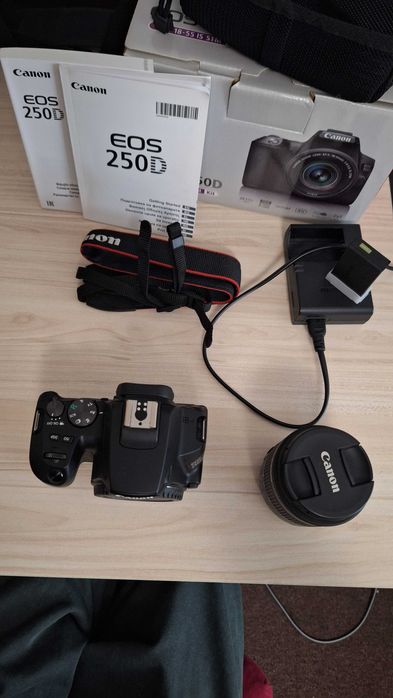 CANON EOS 250D + EF-S 18-55 STM KIT Фотоапарат+Обектив - като нов