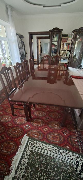 Стол и стулья 8 штуки продаётся комплект хорошем состоянии